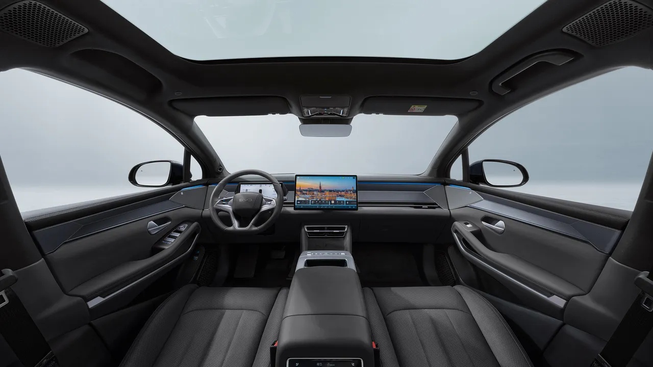 BYD ATTO 8 DM-i — المقصورة